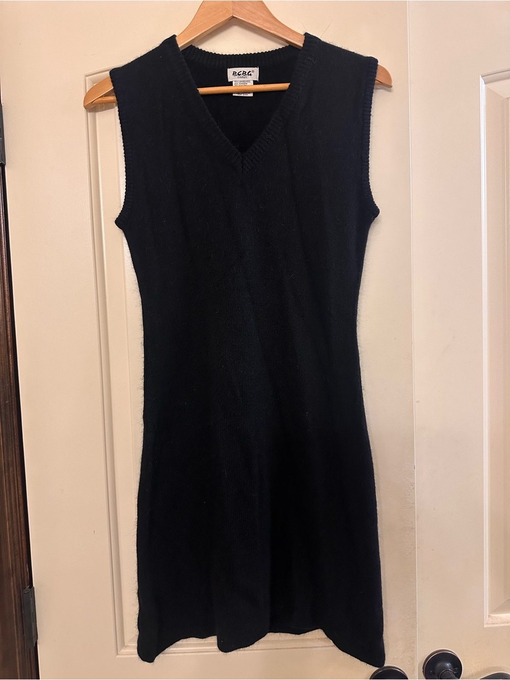 BCBG ParisSleeveless V-Neck Black Knit Dress (1990s/early 2000s)